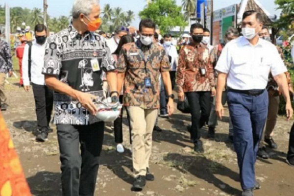 Gubernur Jawa Tengah Ganjar Pranowo saat mendampingi kunjungan kerja Menteri Koordinator Bidang Kemaritiman dan Investasi Luhut Binsar Pandjaitan