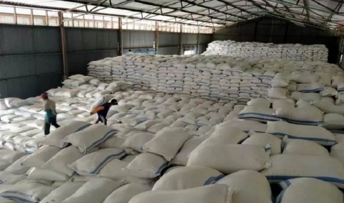 Sejumlah bekerja saat mengangkut gabah untuk persediaan pangan di Gudang Bulog Klikilan Sragen.