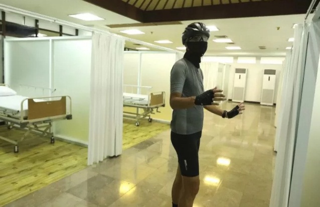 Gubernur Jawa Tengah Ganjar Pranowo saat mengecek fasilitas kamar karantina di STIE Bank Jateng.