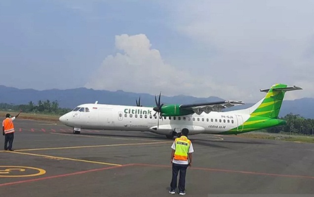 Pesawat ATR-72 500 milik maskapai Citilink saat melakukan persiapan terbang menuju Bandara Juanda, Surabaya, setelah simulasi tahap akhir di Bandara JB Soedirman, Purbalingga