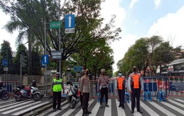 Petugas gabungan Satgas penanganan COVID-19 saat berjaga-jaga penyekatan ruas jalan di Jalan Slamet Riyadi Gendangan, Solo, Jateng