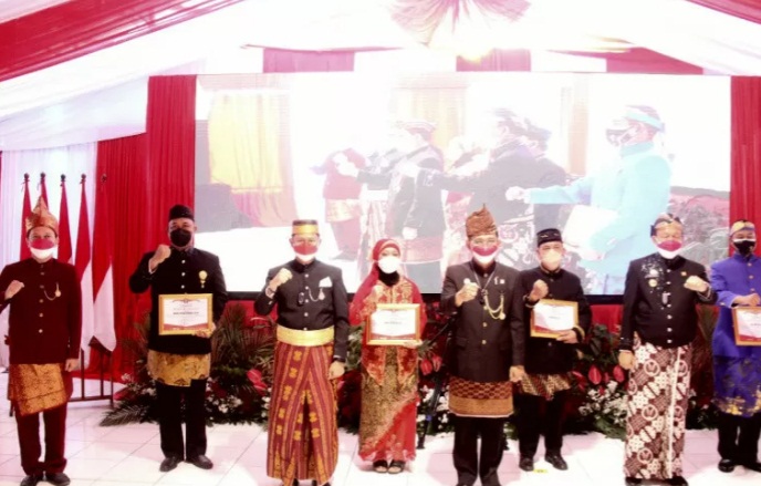 Kemenkumham Jateng dalam rangka peringatan HUT ke-76 Republik Indonesia memberikan penghargaan kepada para pegawai berprestasi