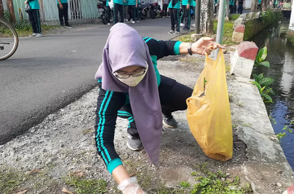 Kepala LPP RRI Purwokerto Dwi Korianingsih saat memimpin aksi bersih-bersih lingkungan di jalanan sekitar RRI Purwokerto