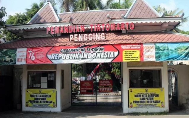 Kondisi pintu masuk sepi tidak ada petugas jaga karena masih tutup pada masa PPKM level 3 COVID-19 di Objek Wisata Pemandian Tirtomarto
