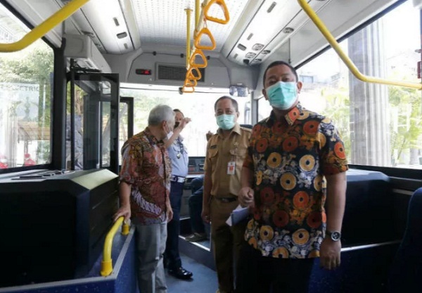 Wali Kota Semarang Hendrar Prihadi menguji coba langsung bus listrik